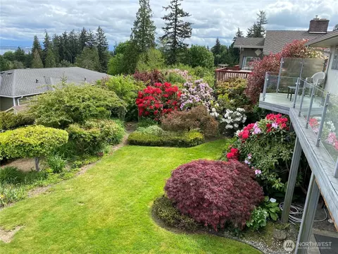 Exterior - 5031 33rd Ave W, Everett, WA 98203 photo 4 of 5