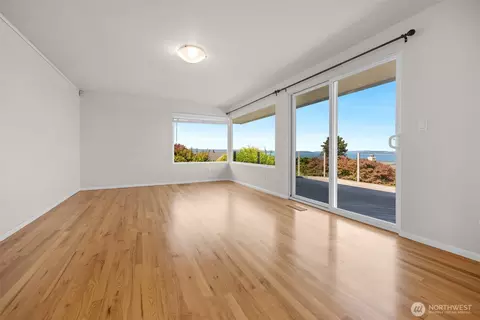 Living - 5031 33rd Ave W, Everett, WA 98203 photo 3 of 9