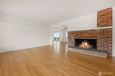 Living - 5031 33rd Ave W, Everett, WA 98203 photo 4 of 9