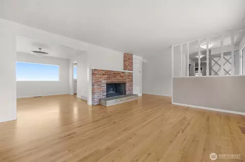 Living - 5031 33rd Ave W, Everett, WA 98203 photo 5 of 9