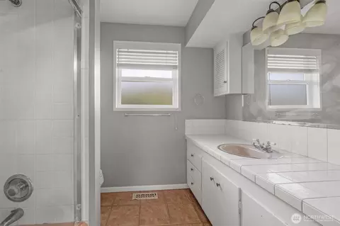 Bath - 5031 33rd Ave W, Everett, WA 98203 photo 2 of 3