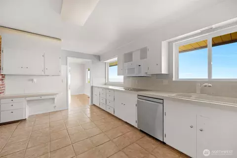 Kitchen - 5031 33rd Ave W, Everett, WA 98203 photo 2 of 5