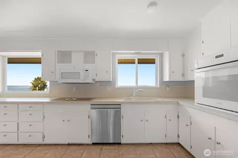 Kitchen - 5031 33rd Ave W, Everett, WA 98203 photo 1 of 5