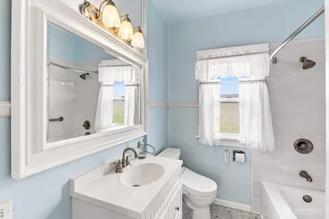 Bath - 2716 Leonard Dr, Everett, WA 98201 photo 1 of 2