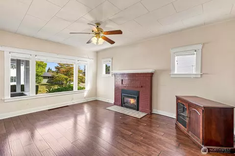 Living - 2716 Leonard Dr, Everett, WA 98201 photo 2 of 3