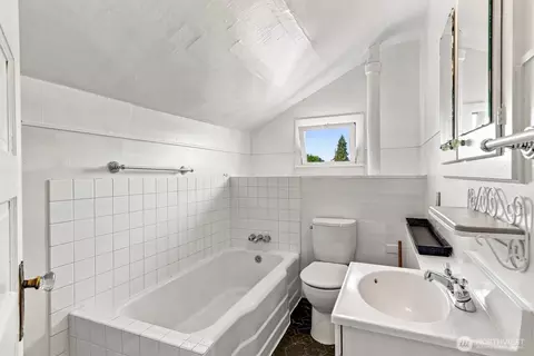Bath - 2716 Leonard Dr, Everett, WA 98201 photo 2 of 2