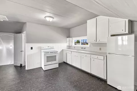 Kitchen - 2716 Leonard Dr, Everett, WA 98201 photo 2 of 2