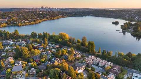 View/Area - 2035 N 77th St, Seattle, WA 98103 photo 1 of 3