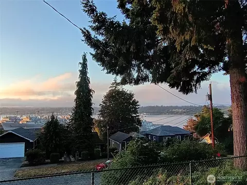 735 S Summit Ave, Bremerton, WA 98312