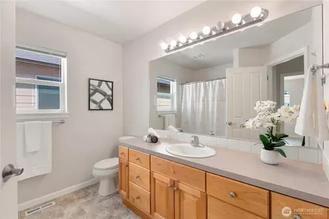 Bath - 14627 36th Ave SE, Bothell, WA 98012 photo 3 of 4