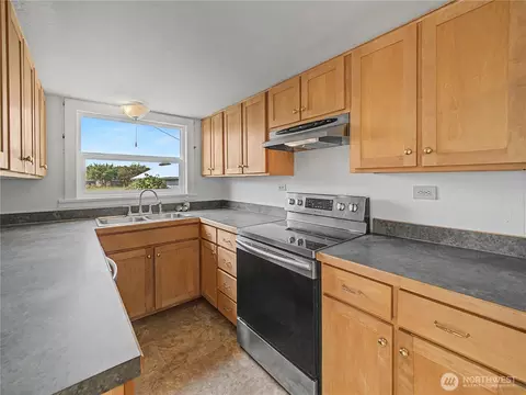 Kitchen - 41915 212th Ave SE, Enumclaw, WA 98022 photo 4 of 5