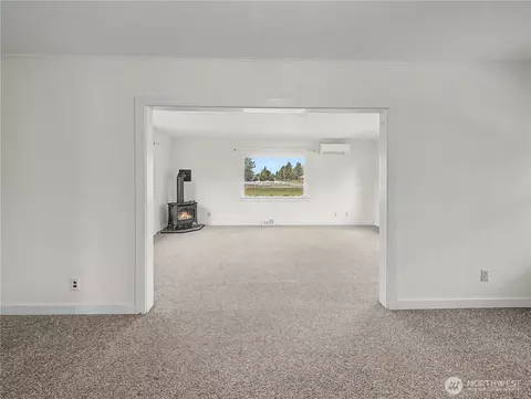 Living - 41915 212th Ave SE, Enumclaw, WA 98022 photo 5 of 5