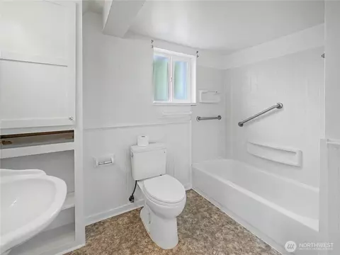 Bath - 41915 212th Ave SE, Enumclaw, WA 98022 photo 1 of 3