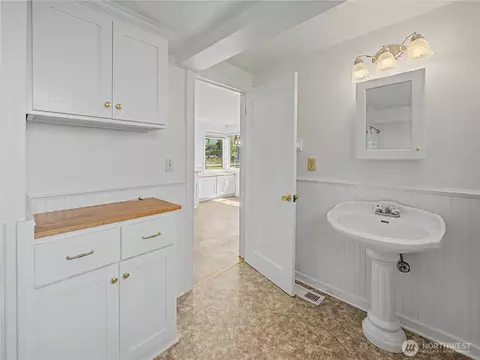 Bath - 41915 212th Ave SE, Enumclaw, WA 98022 photo 2 of 3