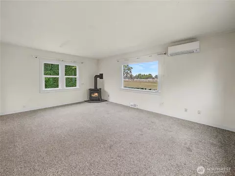 Living - 41915 212th Ave SE, Enumclaw, WA 98022 photo 3 of 5