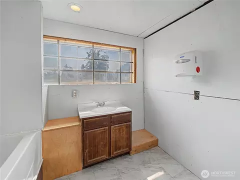 Bath - 41915 212th Ave SE, Enumclaw, WA 98022 photo 3 of 3