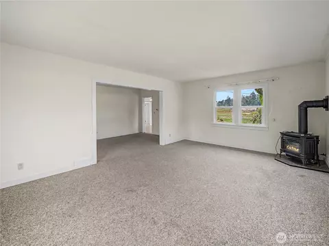 Living - 41915 212th Ave SE, Enumclaw, WA 98022 photo 4 of 5