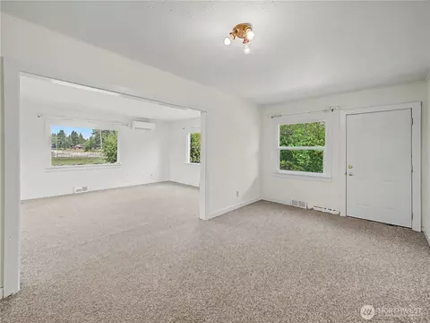 Living - 41915 212th Ave SE, Enumclaw, WA 98022 photo 1 of 5