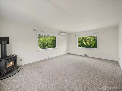 Living - 41915 212th Ave SE, Enumclaw, WA 98022 photo 2 of 5