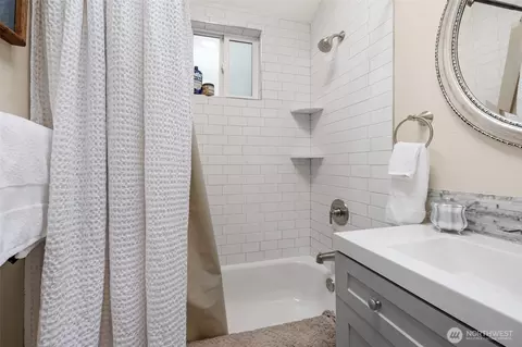 Bath - 2430 Oakes Ave, Everett, WA 98201 photo 2 of 2