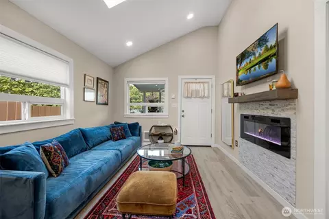 Living - 2430 Oakes Ave, Everett, WA 98201 photo 3 of 3