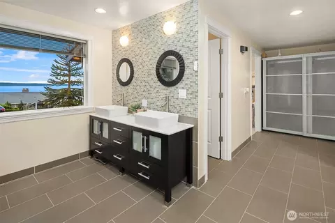 Bath - 310 Skyline Dr, Edmonds, WA 98020 photo 2 of 4