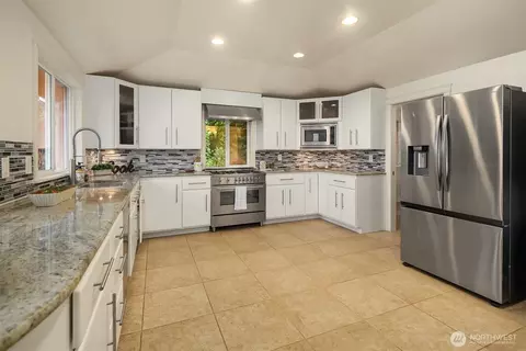 Kitchen - 310 Skyline Dr, Edmonds, WA 98020 photo 3 of 5