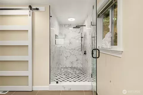 Bath - 310 Skyline Dr, Edmonds, WA 98020 photo 3 of 4
