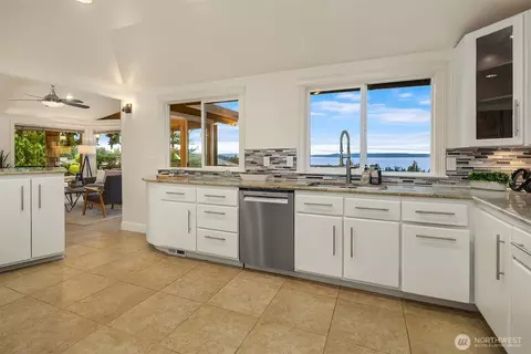 Kitchen - 310 Skyline Dr, Edmonds, WA 98020 photo 4 of 5
