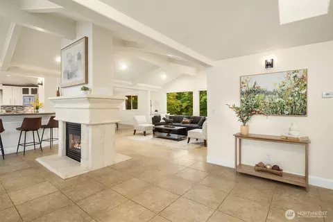 Entry Way - 310 Skyline Dr, Edmonds, WA 98020 photo 2 of 3