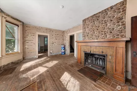 Living - 325 E 20th Ave, Spokane, WA 99203 photo 3 of 5
