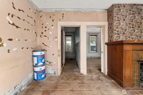 Entry Way - 325 E 20th Ave, Spokane, WA 99203 photo 2 of 2