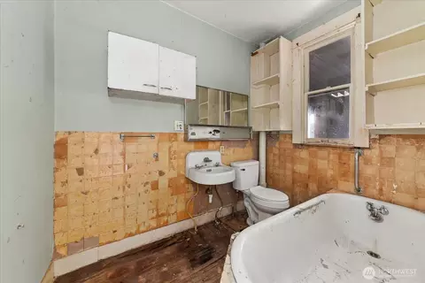 Bath - 325 E 20th Ave, Spokane, WA 99203 photo 1 of 1
