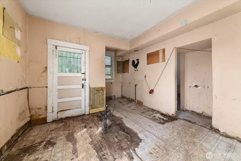 Entry Way - 325 E 20th Ave, Spokane, WA 99203 photo 1 of 2