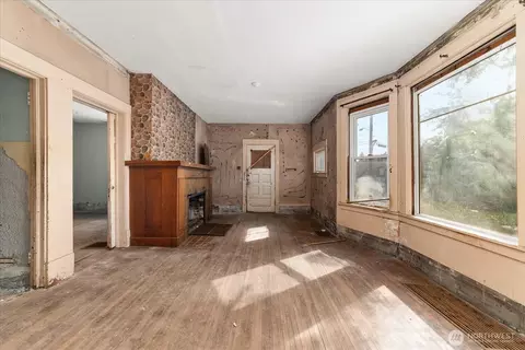 Living - 325 E 20th Ave, Spokane, WA 99203 photo 5 of 5