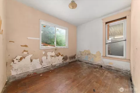 Bedroom - 325 E 20th Ave, Spokane, WA 99203 photo 2 of 4