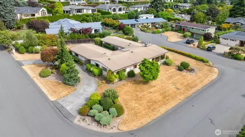 9105 NE 17th St, Clyde Hill, WA 98004