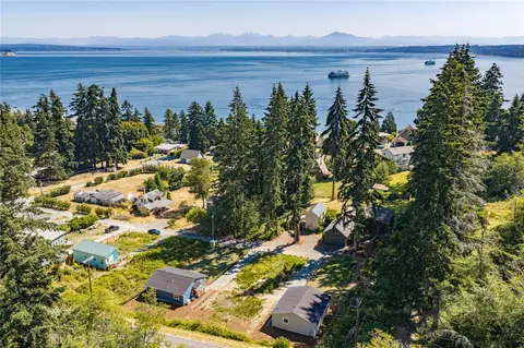 6884 Helena St, Clinton, WA 98236