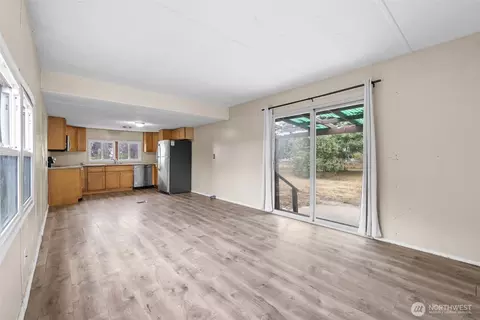 Living - 42703 Auburn Enumclaw Rd SE, Enumclaw, WA 98022 photo 4 of 4