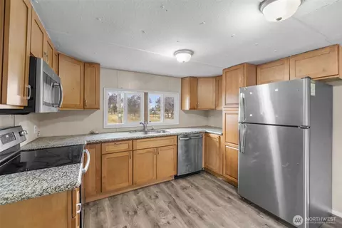 Kitchen - 42703 Auburn Enumclaw Rd SE, Enumclaw, WA 98022 photo 4 of 7
