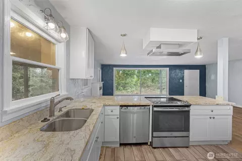 Kitchen - 42703 Auburn Enumclaw Rd SE, Enumclaw, WA 98022 photo 6 of 7