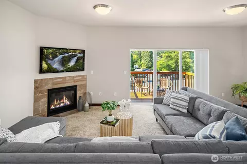 7236 212th St SW #B, Edmonds, WA 98026