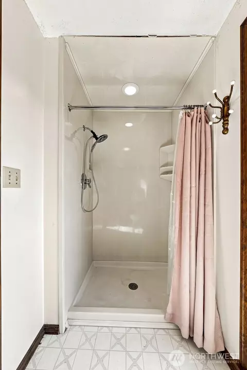 Bath - 18916 SE 440th St, Enumclaw, WA 98022 photo 1 of 4