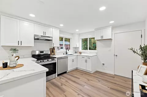 Kitchen - 114 231st St SE, Bothell, WA 98021 photo 4 of 5