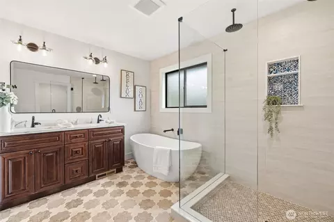 Bath - 315 241st St SW, Bothell, WA 98021 photo 2 of 5