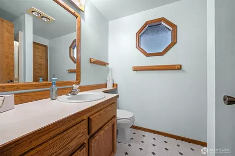 Bath - 14 S Beach Dr #H, Everett, WA 98206 photo 1 of 3