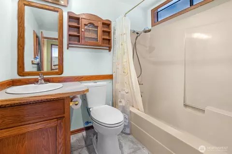 Bath - 14 S Beach Dr #H, Everett, WA 98206 photo 3 of 3