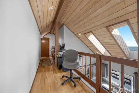 Entry Way - 14 S Beach Dr #H, Everett, WA 98206 photo 2 of 2