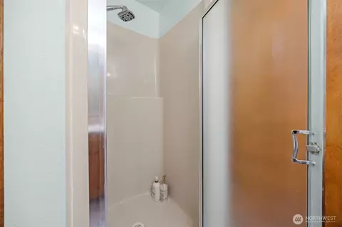 Bath - 14 S Beach Dr #H, Everett, WA 98206 photo 2 of 3