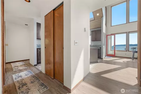 Entry Way - 14 S Beach Dr #H, Everett, WA 98206 photo 1 of 2